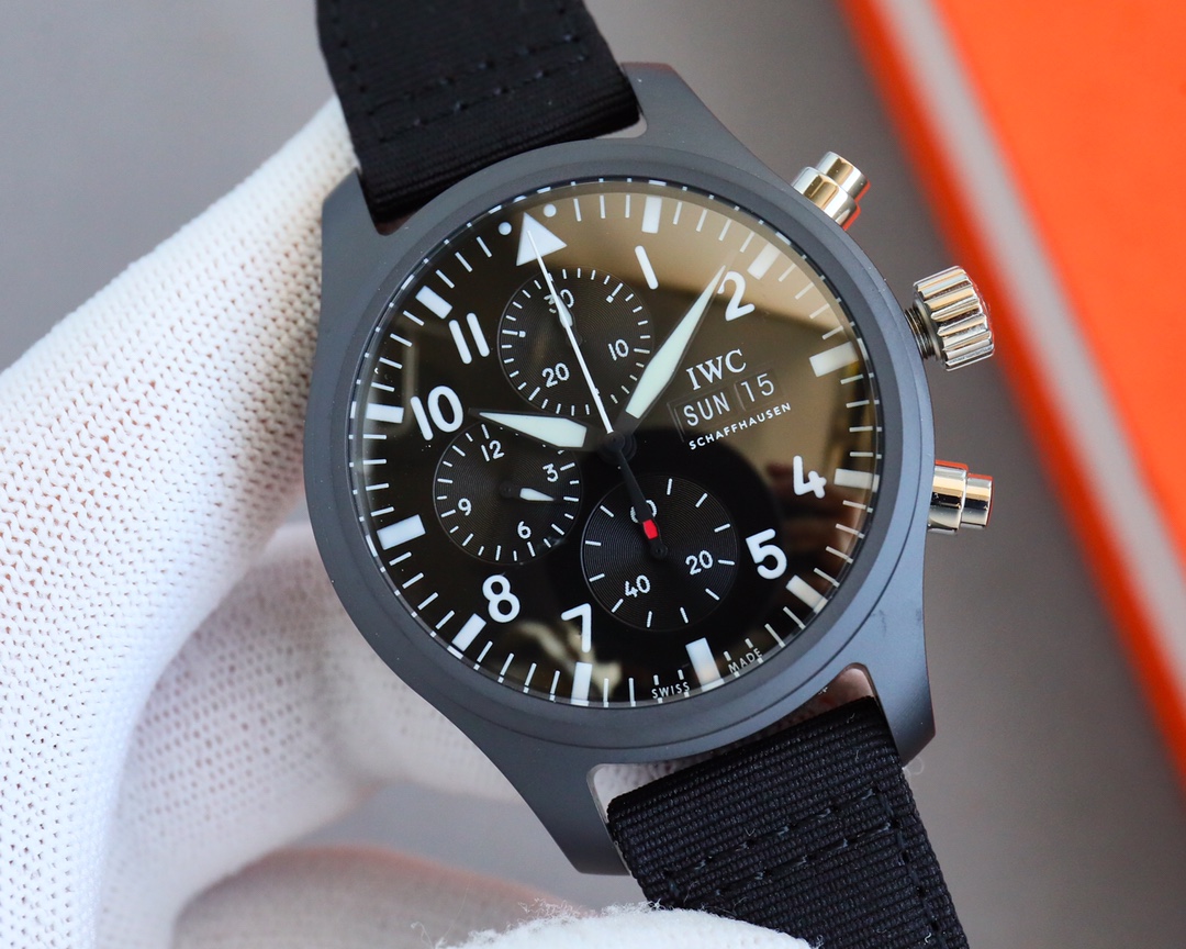 Uniform: 1950
TW fully upgrade IWC's latest ceramic watch
The IWC Pilot Chronograph is coming with a bang,
The IWC Pilot Chronograph beats all the versions on the market with more delicate details and coordination
With a spirit of craftsmanship, the V2 ve