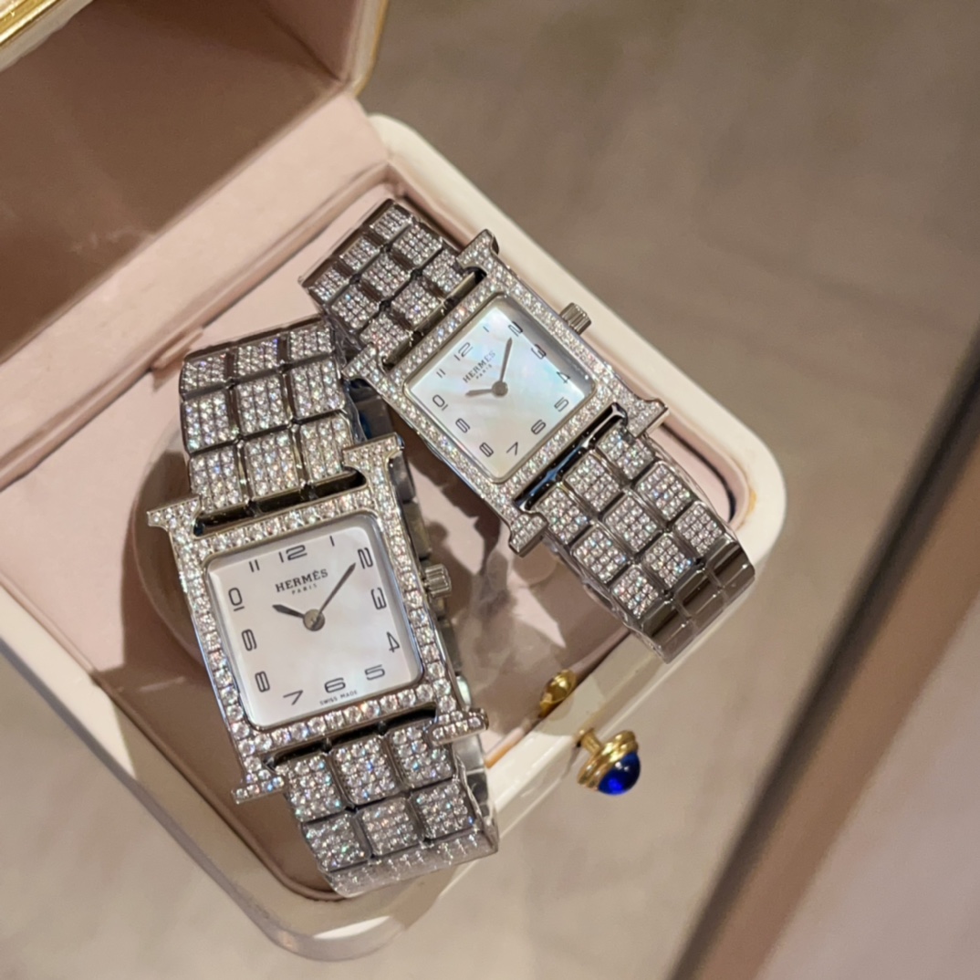 ?? 700
?? Luxury favorite Hermes super beautiful Starry sky Ladies Watch
In the interweaving of fashion and quality, Hermes has always been a trendsetter with its unique charm. Today, we present to you a captivating Hermes super beautiful Starry Sky women
