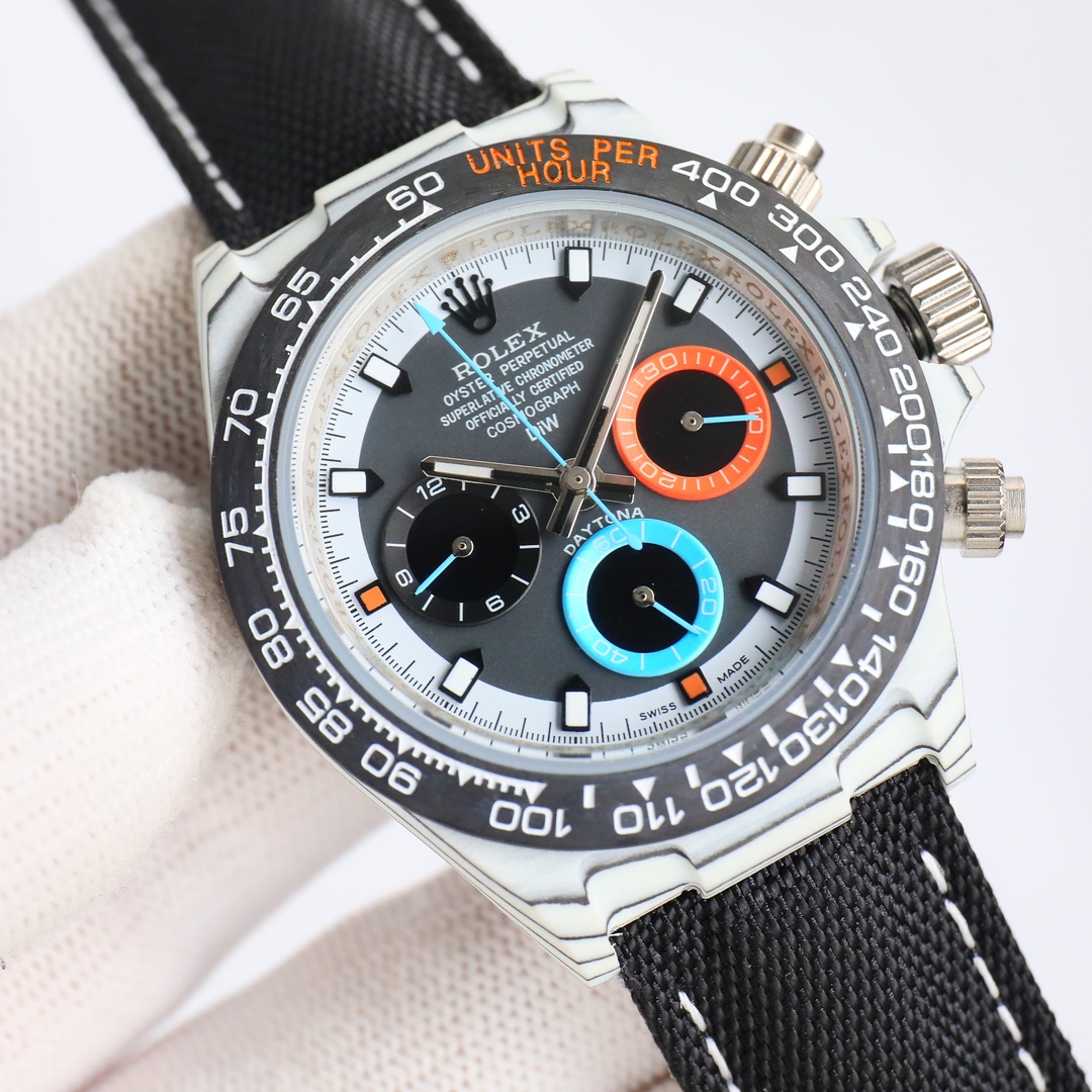 ?? 870
New ROLEX-??? The carbon fiber custom version of the X43 Chronograph Daytona, the watch is not only light to wear but also has a tough exterior. And each watch has a unique carbon fiber patterned material. [Case] The size of the watch is 40X12.4, m