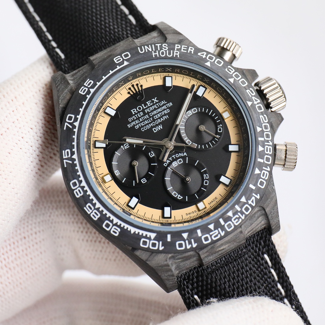 ?? 870
New ROLEX-??? The carbon fiber custom version of the X43 Chronograph Daytona, the watch is not only light to wear but also has a tough exterior. And each watch has a unique carbon fiber patterned material. [Case] The size of the watch is 40X12.4, m