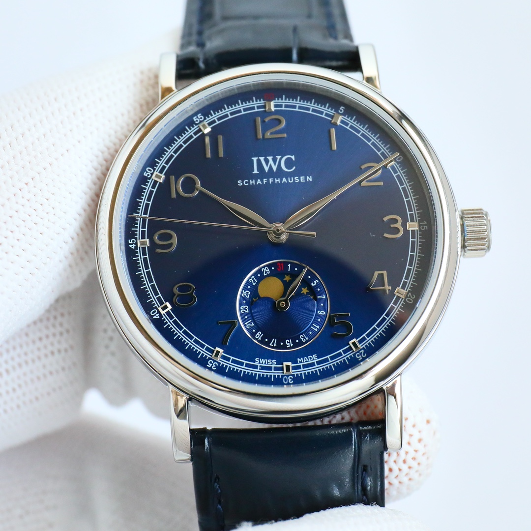 From TW White case 1200 Gold case 1250
The latest IWC introducing Portofino collection ???R74 pointer calendar function, IWC Moon phase collection. Men 's watch, (6-digit true date with 24-hour sun, moon and stars function) the most popular simple, elegan