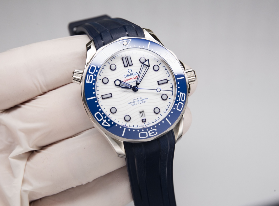 - White shell 710. Gold ?20. Steel band ?20.
?? Highly recommended S factory Seamaster 300M diving watch exclusive deck quality on the Internet.
[Movement] ?? New Japanese original imported Citizen automatic mechanical movement with the latest 8800 deck, 