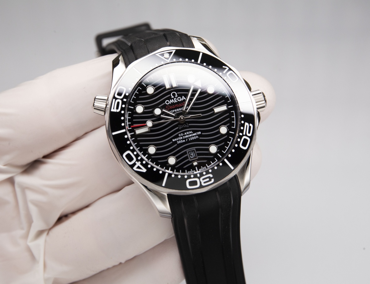 - White shell 710. Gold ?20. Steel band ?20.
?? Highly recommended S factory Seamaster 300M diving watch exclusive deck quality on the Internet.
[Movement] ?? New Japanese original imported Citizen automatic mechanical movement with the latest 8800 deck, 