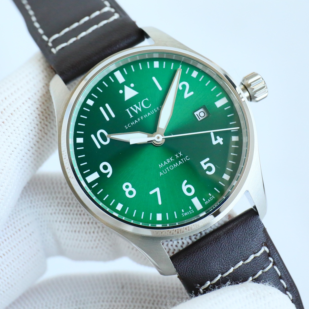 SJ produces 1250
GS set a new technical benchmark, IWC Pilot series flagship Mark 20 series ??RW1
Inheriting the essence of the Mark series, it features a 40mm stainless steel case, a screw-down crown, and increased water resistance from 60 meters to 100 