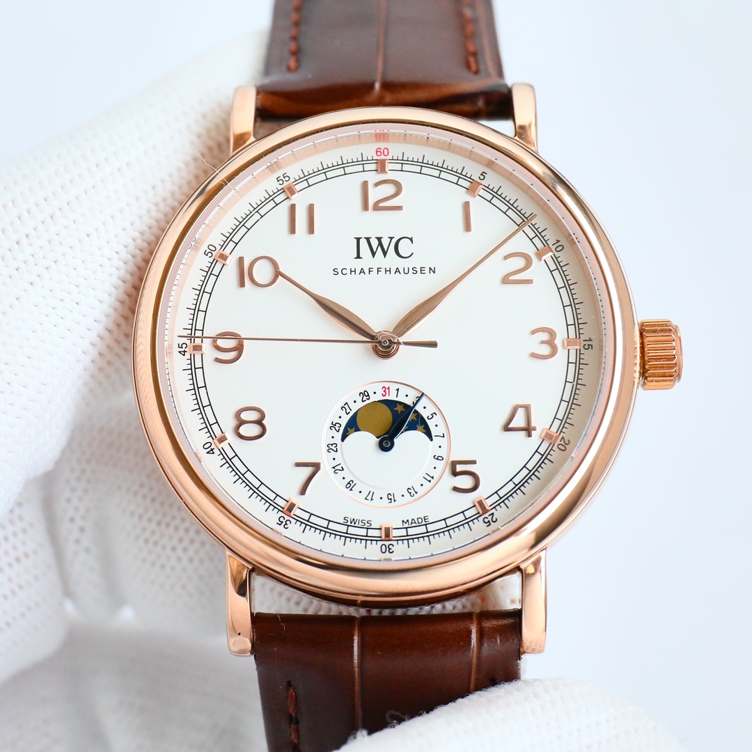 SJ white case 1200 Gold case 1250
The latest IWC Portofino collection ??R74 pointer calendar function, IWC Moon phase collection. Men 's watch, (6-digit true date with 24-hour sun, moon and stars function) the most popular simple, elegant and grand dress 