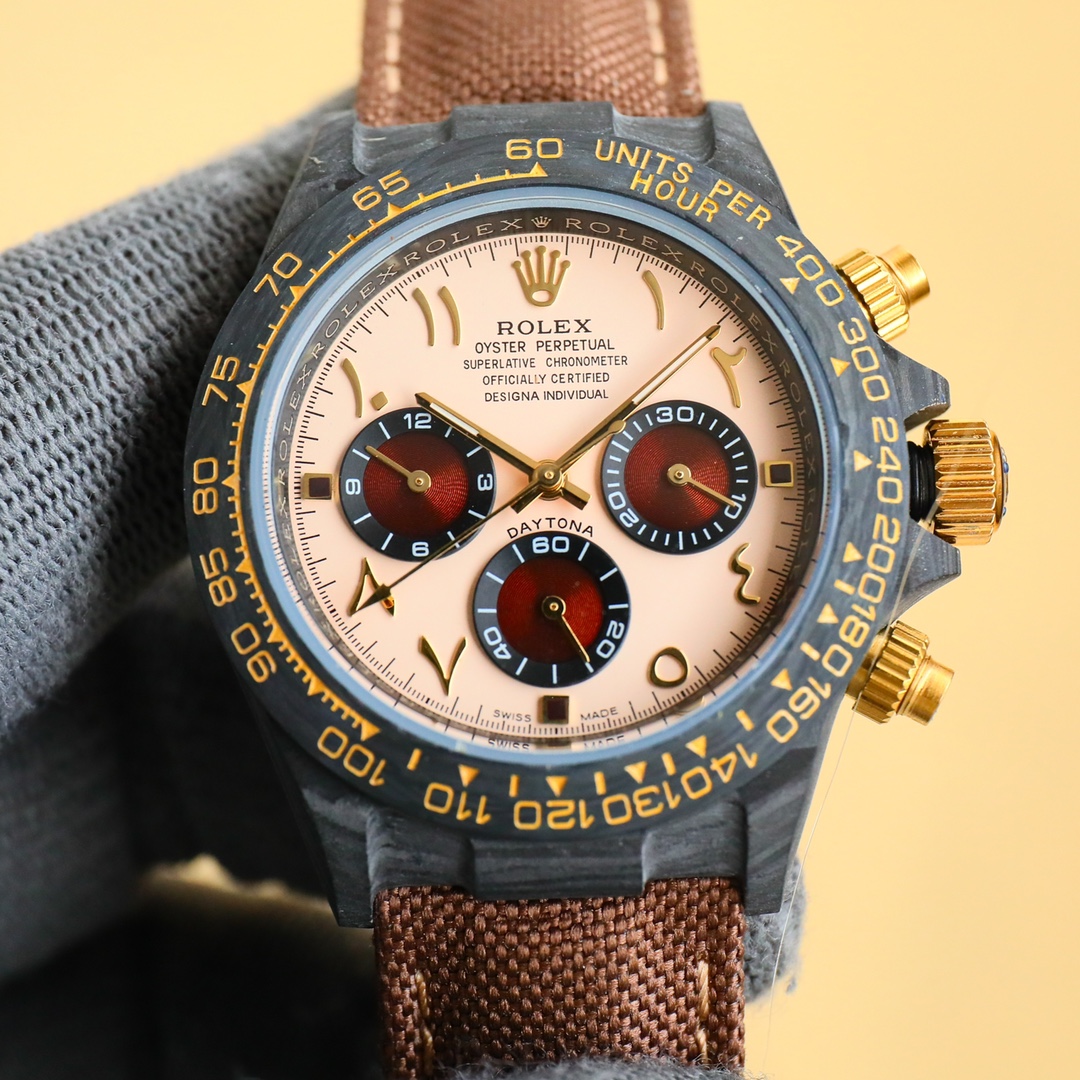 Uni-med 860
New ROLEX- the carbon fiber custom version of the Chronograph Daytona collection, the watch is not only lightweight to wear but also has a tough exterior. And each watch features a unique carbon fiber patterned material. [Case] The size of the