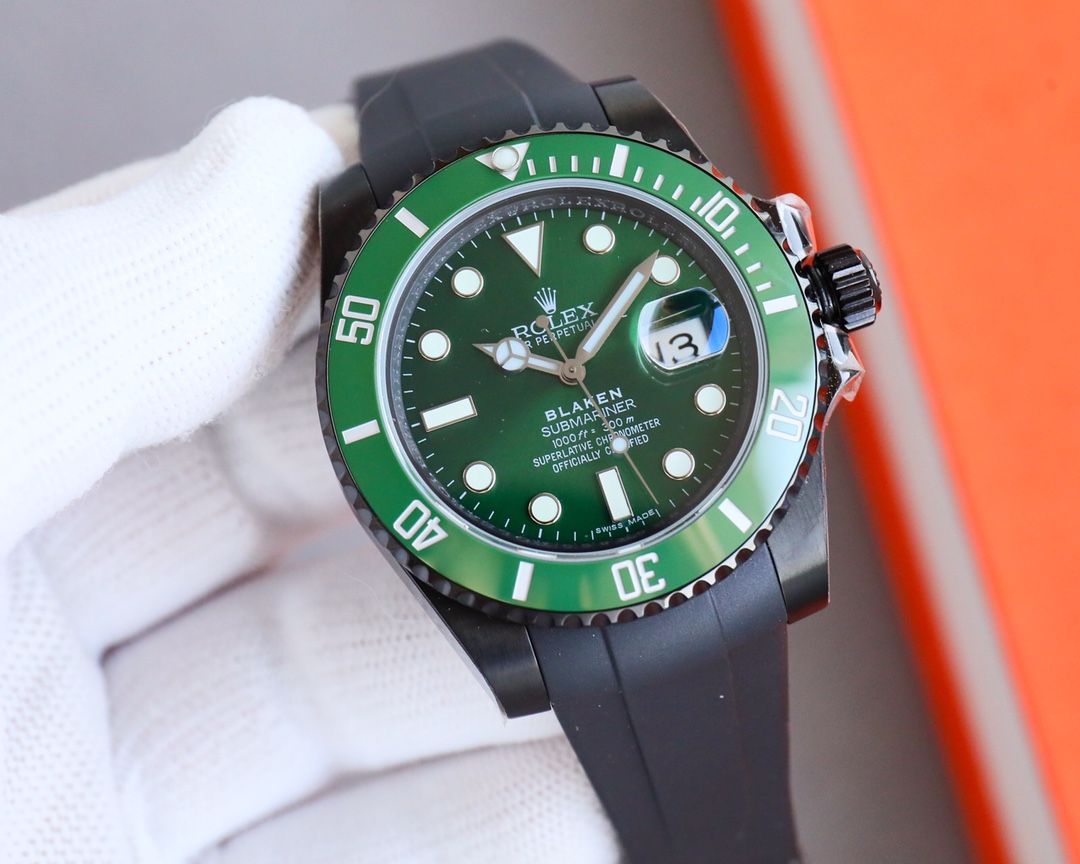 Unified: 1200
VS+Factory Rolex 2024??V3 up to date! Submariner BLAKEN official Obsidian version ??????
In sync with the original: 3135 movement, high fidelity and stable timekeeping, blue hairspring, KIF shock absorber.
The case is made of imported 904L s
