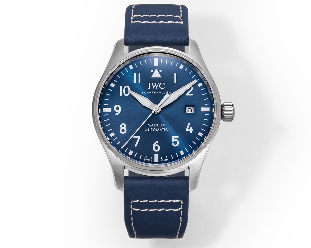 GS produced 1250
GS set a new technical benchmark, IWC Pilot's flagship Mark 20 series ???RW1
Inheriting the essence of the Mark series, it features a 40mm stainless steel case, a screw-down crown, and increased water resistance from 60 meters to 100 mete