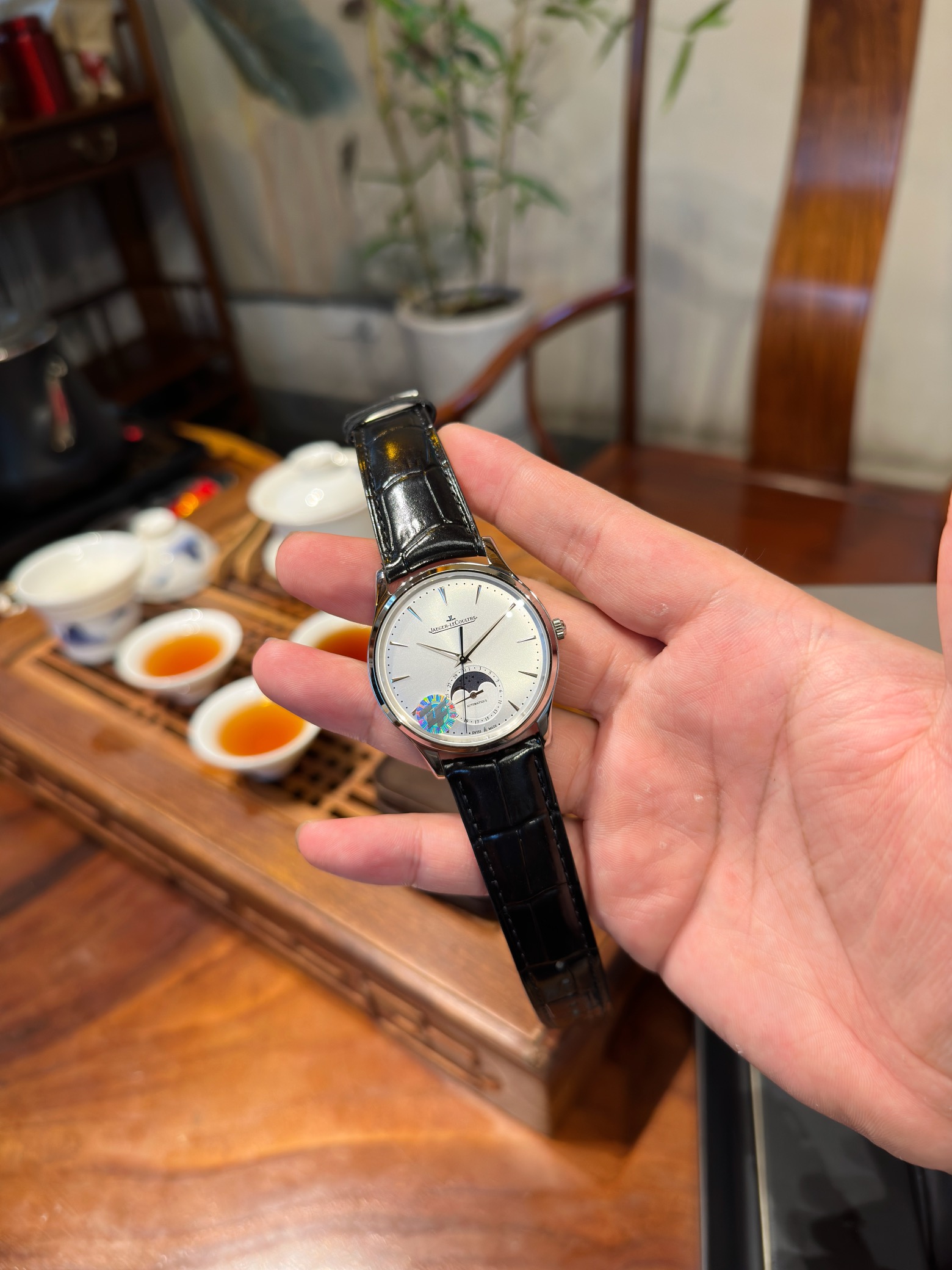 Jaeger-lecoultre Moon Phase Master and ultra-thin one-piece movement return for a limited time!!
The 39MM original, streamlined stainless steel case ensures safety, with date and moon phase adjustment buttons on the left and right sides. The logo embossed