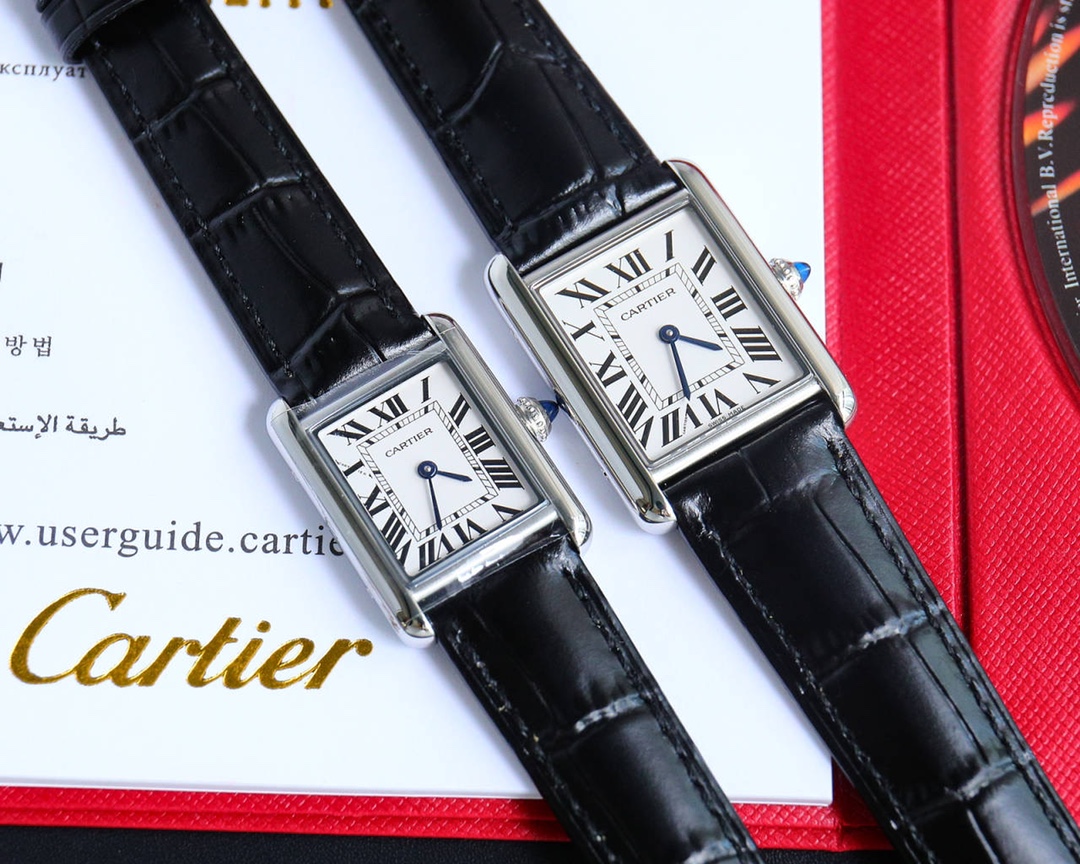 Cartier TANK MUST, a masterpiece from Taiwan, is in full bloom
Size: Medium 33.7*25.5mm small 29.5*22mm
1. Taiwan factory genuine substitute grade dial paired with Swiss quartz 751 movement!
2. Original, uniform, exquisite steel-blue custom hands
3. Quick