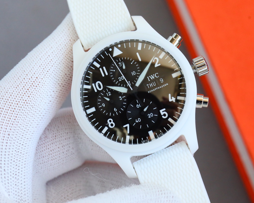Uniform: 1950
TW fully upgrade IWC's latest ceramic watch
The IWC Pilot Chronograph is coming with a bang,
The IWC Pilot Chronograph beats all the versions on the market with more delicate details and coordination
With a spirit of craftsmanship, the V2 ve