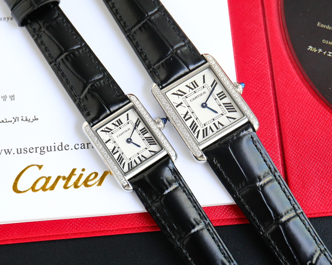 Cartier TANK MUST, a masterpiece from Taiwan, is in full bloom
Size: Medium 33.7*25.5mm small 29.5*22mm
1. Taiwan factory genuine substitute grade dial paired with Swiss quartz 751 movement!
2. Original, uniform, exquisite steel-blue custom hands
3. Quick
