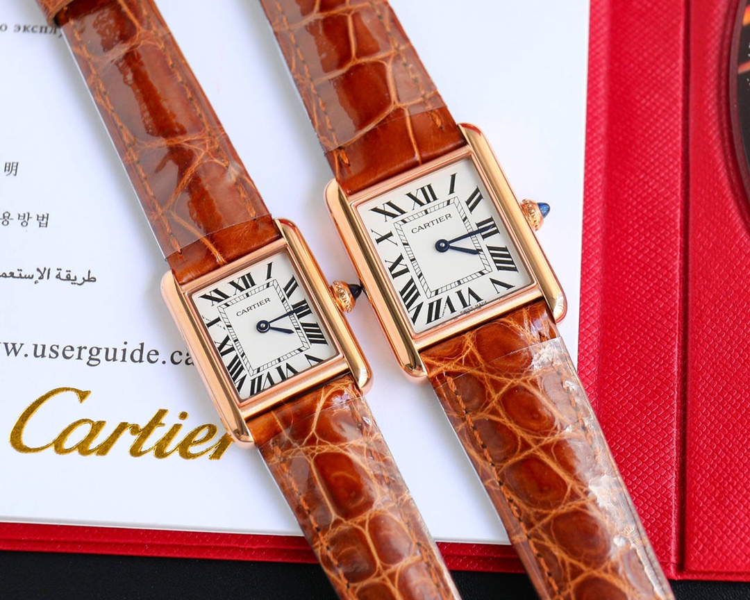 Cartier TANK MUST, a super masterpiece from the crocodile leather factory in Taiwan
Size: Medium 33.7*25.5mm small 29.5*22mm
1. Taiwan factory genuine substitute grade dial paired with Swiss quartz 751 movement!
2. Original, uniform, exquisite steel-blue 