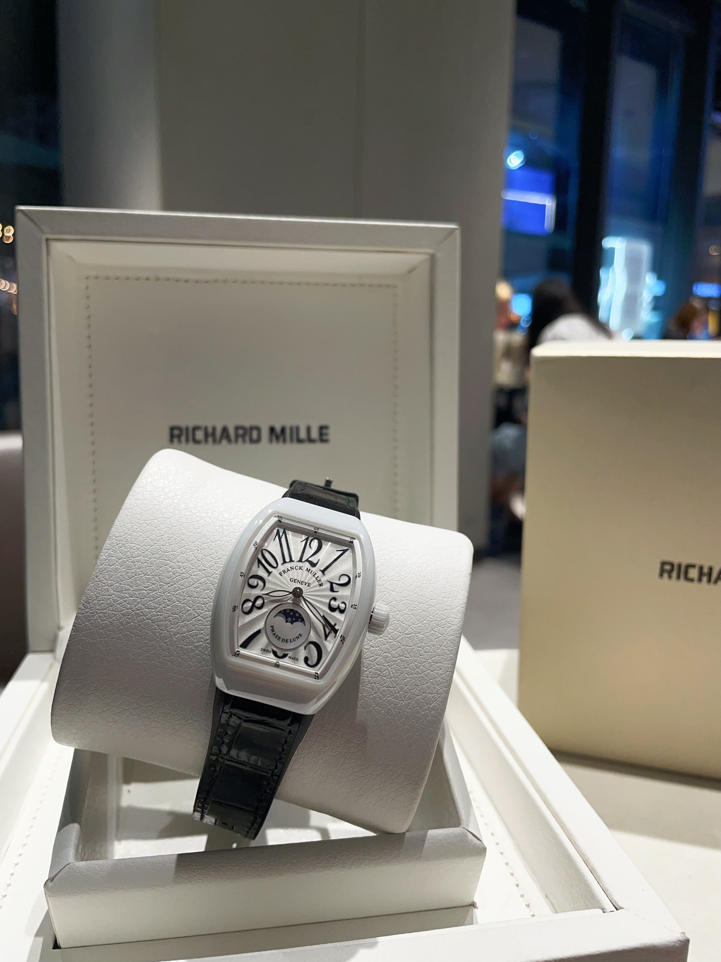 ?? Ceramic case 650 Plain white case 450
Latest ABF Franck??Muller V32 imported ceramic series 1. The case is made of high-temperature imported Korean ceramic, which is strong and durable. The dial is either a deep-sea shell dial or an inlaid embossed num