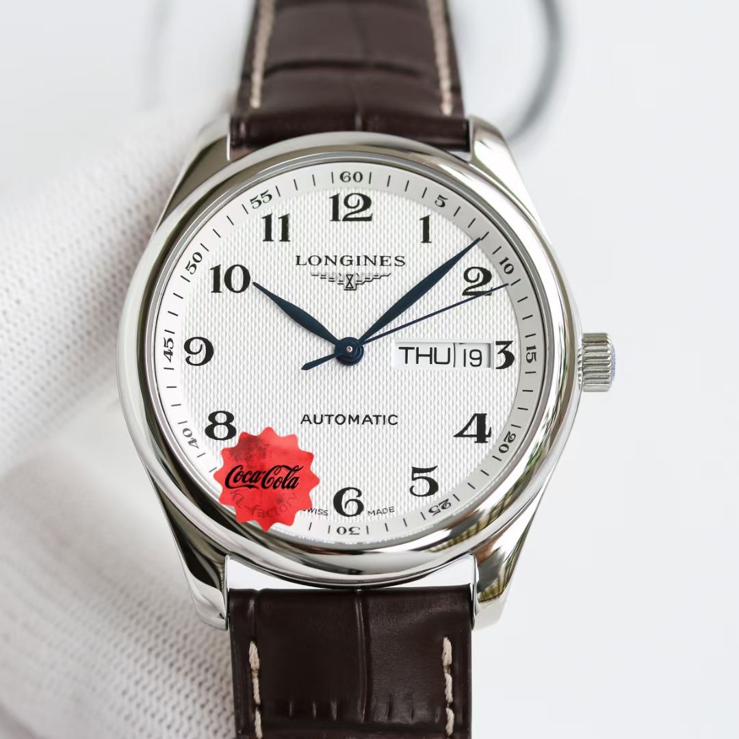 1000
KL Factory Ultimate Edition,
Features of LONGINES Master Double Calendar l2.775
?? Equipped with the same Asian ETA2836-2 automatic movement as the genuine movement [genuine Cal.L636.5 movement]
?? The grain of wheat on the face has been repeatedly c
