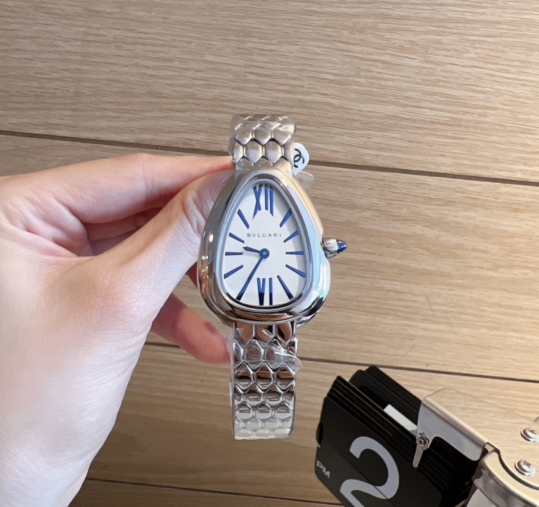 The ??300 ?? Bulgari 's new ??Octo Finissimo watch makes a stunning debut, setting a new record for the thinnest watch in the industry for the fifth time with its thinness. In the women's watch category, the new Serpenti Seduttori shines with allure, cont