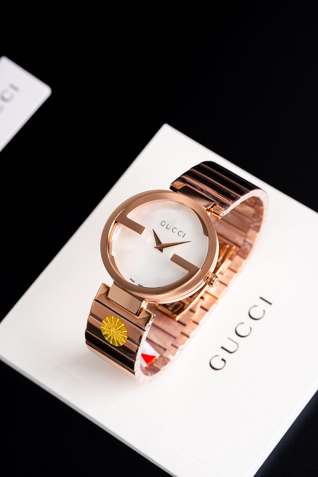 ?? "Gucci Double G" Gucci Italy's legendary fashion brand - the most distinctive feature of this watch is the case design, a re-superimposed, unique and exquisite, unconventional round version of the Gucci "Double G" logo. Nowadays, more and more watch de