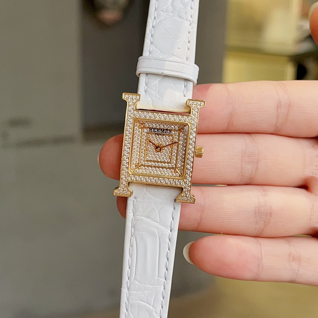 ?? White case 700 gold case 750
Hermes' HEURE H 'collection, the most classic H case, hand-polished, really has no resistance to this square-dial watch. 316 stainless steel case, finely polished "H" shape lines, smooth and elegant design, highlighting tem