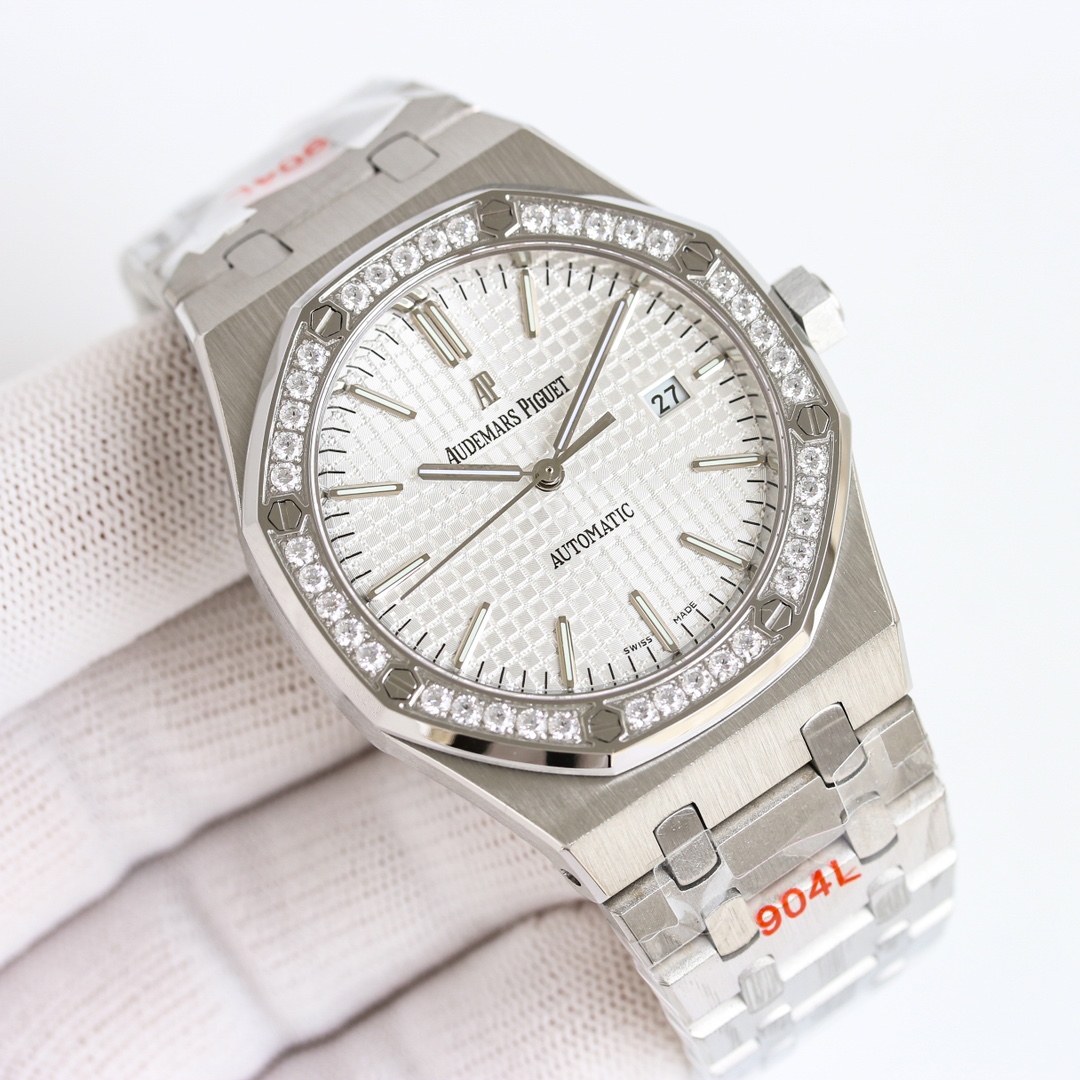 1250 gold +50
AP Abet
Royal Oak V3 Diamond Ring Edition is now available: Removing excess parts of the movement deck to make it more hollowed-out, achieving the pinnacle of steel watches, and powerfully defending the title of "Steel" king! [6 Exquisite Fe