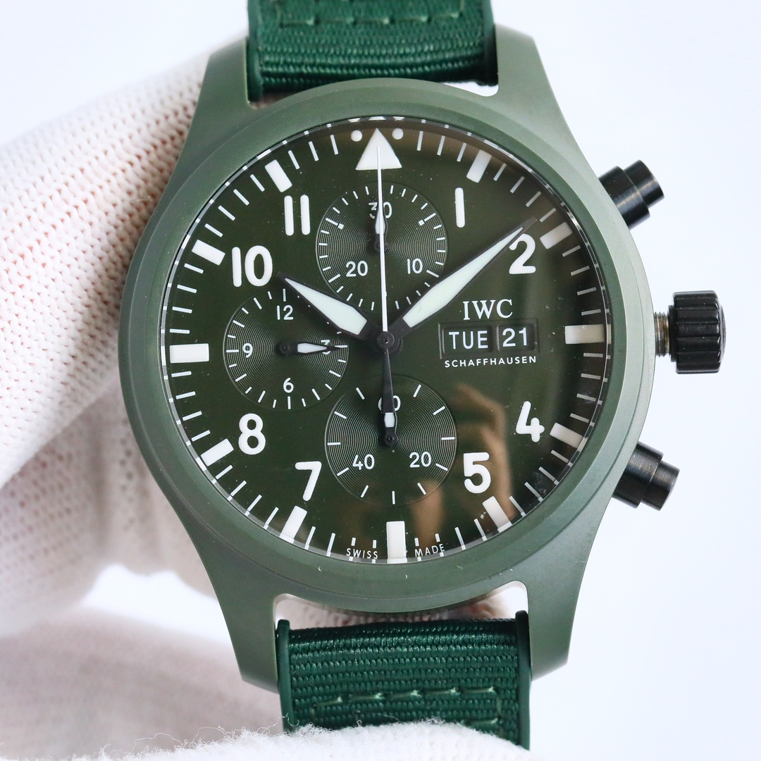 1950
TW Upgrade IWC
The latest ceramic watch from IWC
The IWC Pilot Collection Chronograph is coming with a bang,
Outshine all other versions in the market, with more delicate details and matching
With a spirit of craftsmanship, the V2 version is meticulo