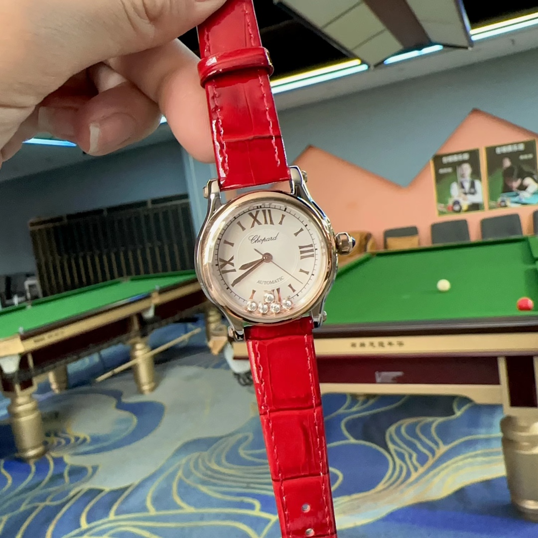 ??240?? All three sizes are complete ??
HAPPY DIAMONDS
As Chopard's most sought-after and best-selling collection, this collection interprets Chopard's signature dynamic diamond concept with a delicate touch. The new Happy Diamonds feature a curved ring d