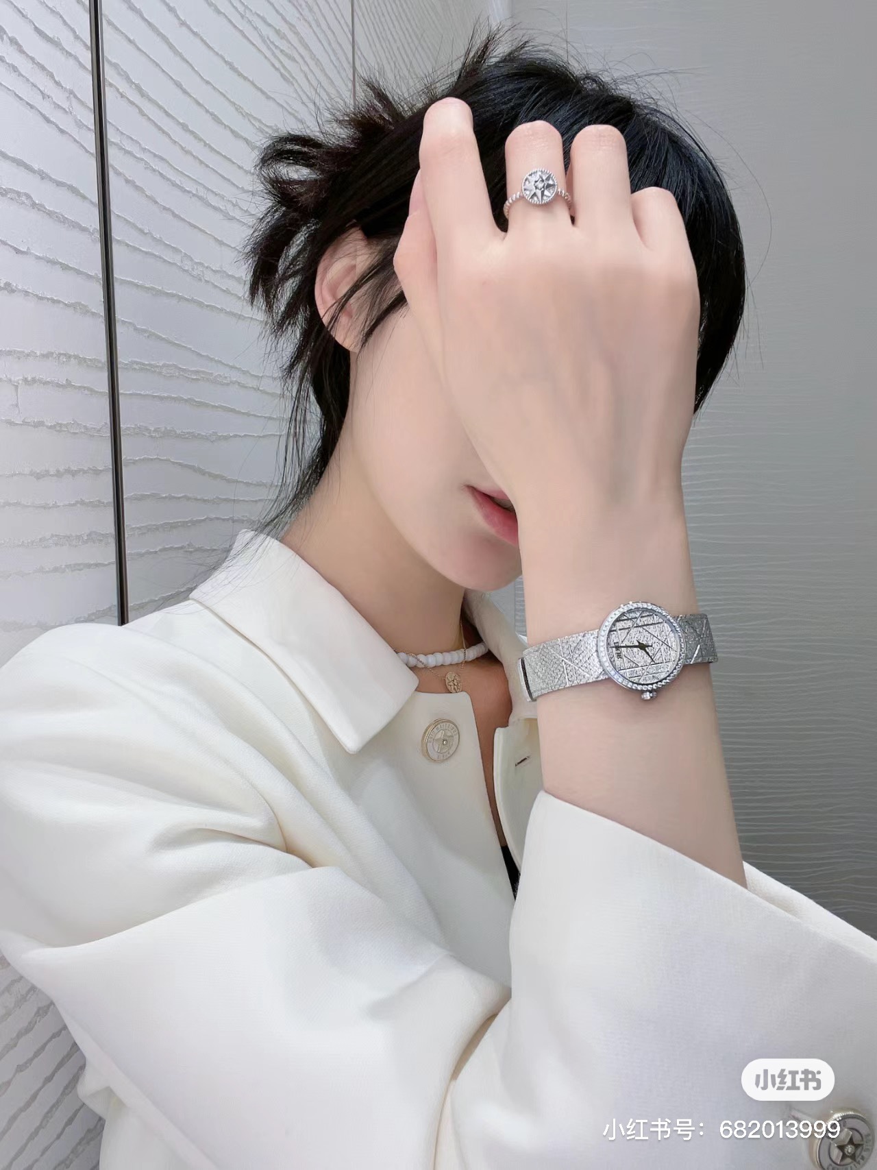 240 Jin Bai ?? with DIOR LA D MY DIOR CD04111X1248 / CD04115X1251 series wrist watch. The elegant arc design, paired with two neat hands, makes it one of Dior's signature pieces with its minimalist style. With the classic tartan pattern, it tells the bran