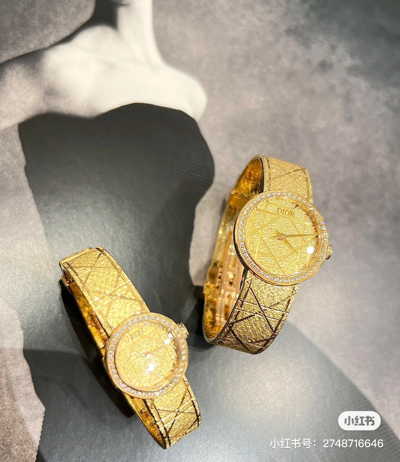 240 Jin Bai ?? with DIOR LA D MY DIOR CD04111X1248 / CD04115X1251 series wrist watch. The elegant arc design, paired with two neat hands, makes it one of Dior's signature pieces with its minimalist style. With the classic tartan pattern, it tells the bran