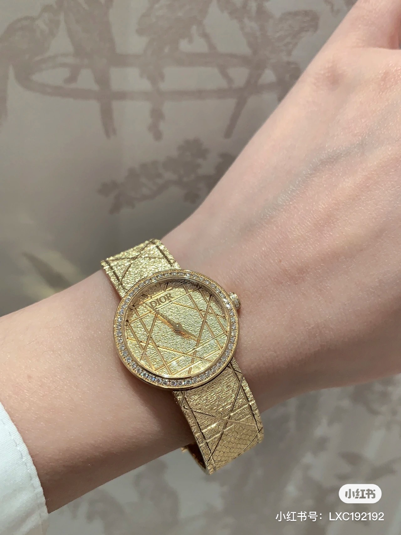 240 Jin Bai ?? with DIOR LA D MY DIOR CD04111X1248 / CD04115X1251 series wrist watch. The elegant arc design, paired with two neat hands, makes it one of Dior's signature pieces with its minimalist style. With the classic tartan pattern, it tells the bran