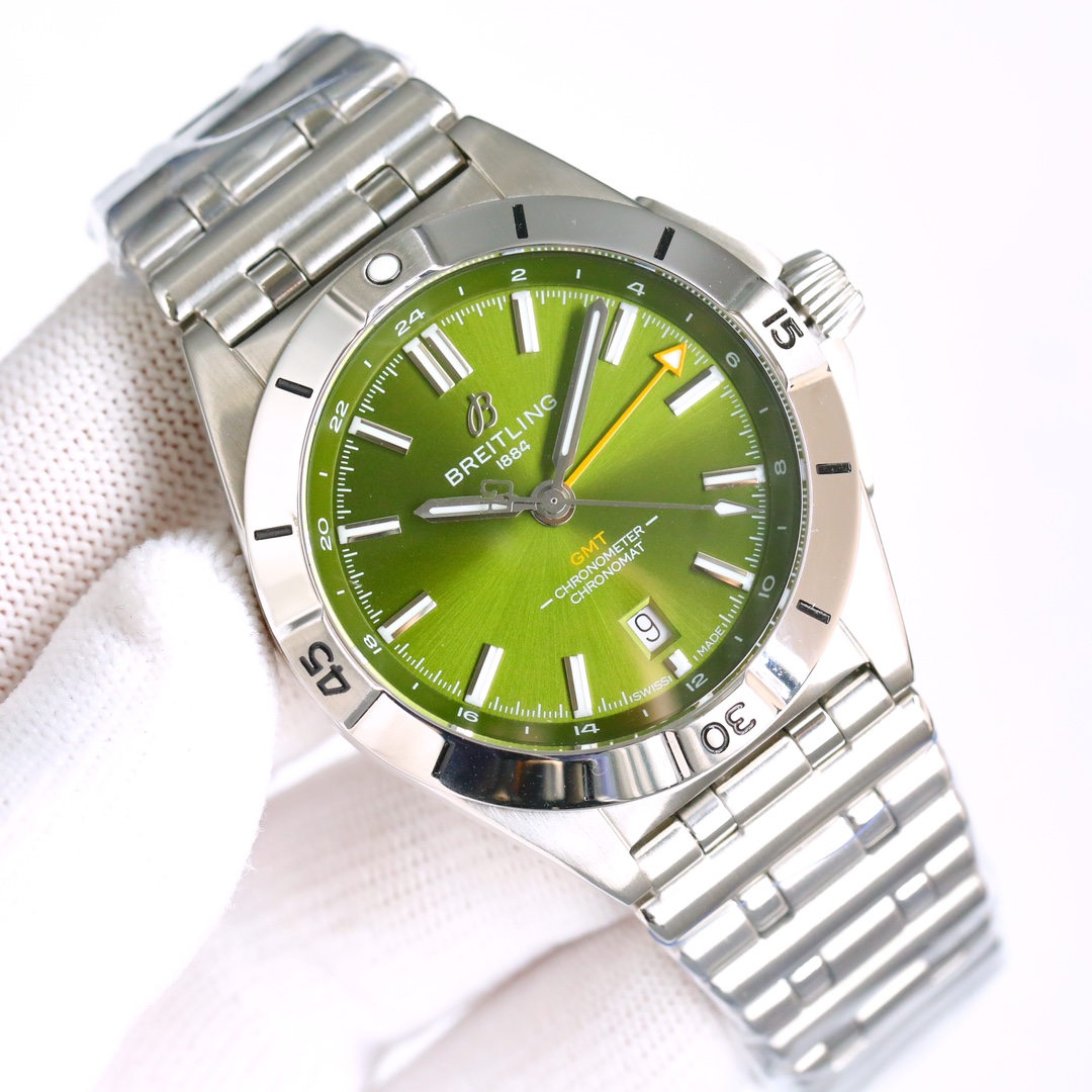 BREITLING, Mechanical Chronograph series A32398101M1A1! (Chronomat Automatic GMT 40) Big comeback! ??R28
1 ? This dual time zone watch has a simple and sharp dial and clear time reading. The six dial color options - black, blue, green, white, soot, blue a