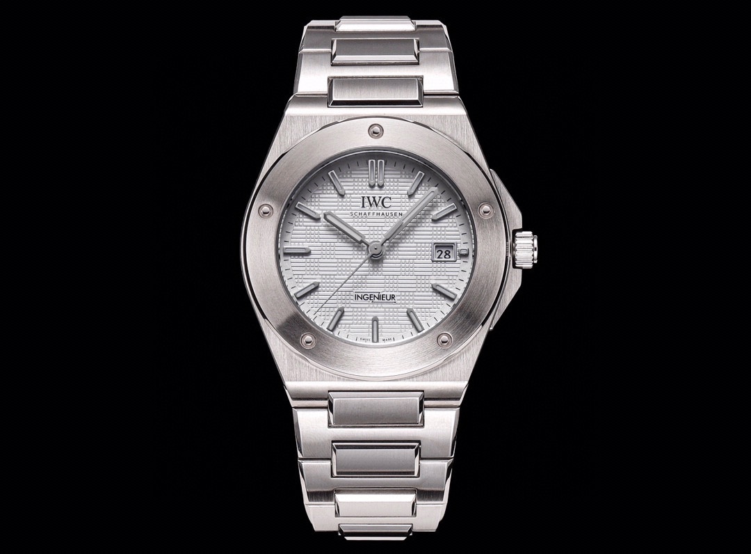 GH The grand finale of 2024, the new IWC Engineer Automatic 40 is unveiled. ??IW9
The case and bracelet are multi-layered brushed, polished and satin-finished. The bezel is fixed to the case liner by five polygonal screws and features a checkboard dial de