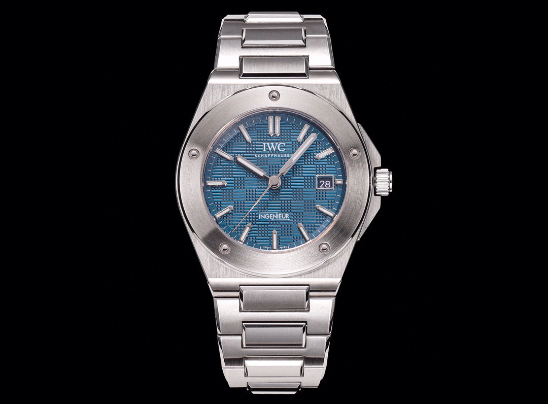 GH The grand finale of 2023, the new IWC Engineer Automatic 40, makes its debut. ??IW9
The case and bracelet are multi-layered brushed, polished and satin-finished. The bezel is fixed to the case liner by five polygonal screws and features a checkboard di