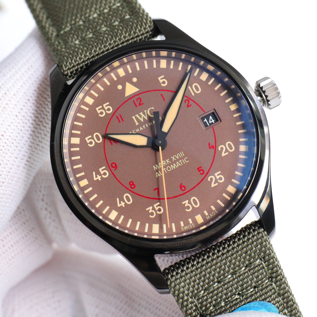 The AOF IWC Pilot collection uses the latest precision AI fuel injection technology, ??OR9
Finally, a small amount of zero-color IWC black has been tested
___ (The only black with the purple temperature removed in the entire field)
The "Mad Dash" battle k