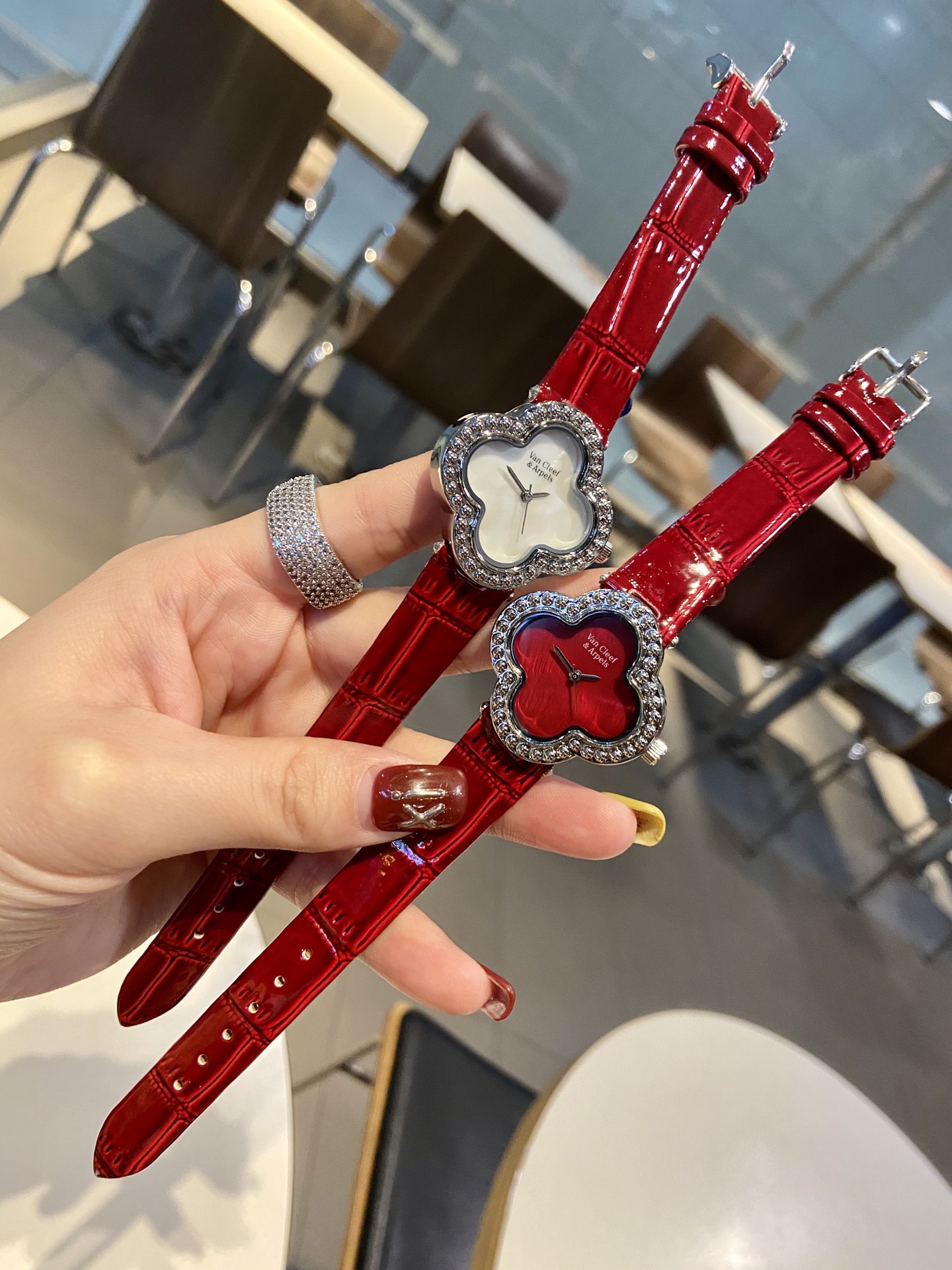 ??70 Van Cleef & Arpels Alhambra Vintage Four-leaf Clover Lucky Collection Black mother-of-pearl dial Swarovo crystal diamond set imported top-grain leather strap Original quartz movement favorite of noble fashion matching.