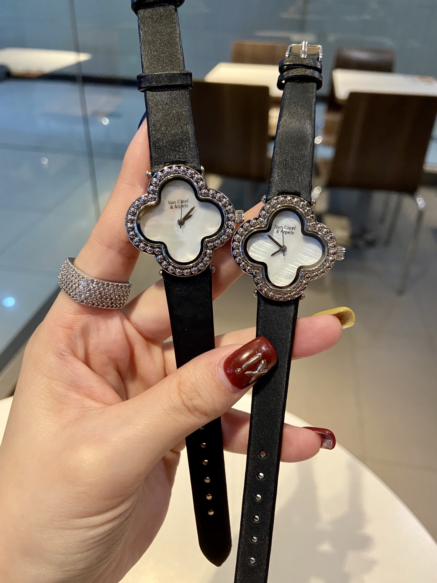 ??70 Van Cleef & Arpels Alhambra Vintage Four-leaf Clover Lucky Collection Black mother-of-pearl dial Swarovo crystal diamond set imported top-grain leather strap Original quartz movement favorite of noble fashion matching.