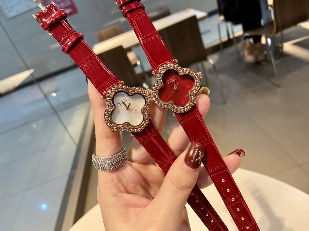 ??70 Van Cleef & Arpels Alhambra Vintage Four-leaf Clover Lucky Collection Black mother-of-pearl dial Swarovo crystal diamond set imported top-grain leather strap Original quartz movement favorite of noble fashion matching.