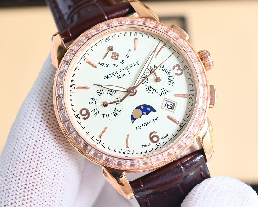 White 1500- Gold 1550. ?? Premium series Big factory quality ??
?? New Patek Philippe complication Chronograph collection on the market Patek Philippe noble work of art! (Upgraded version improvements: The case is thinner than the previous version, the gl