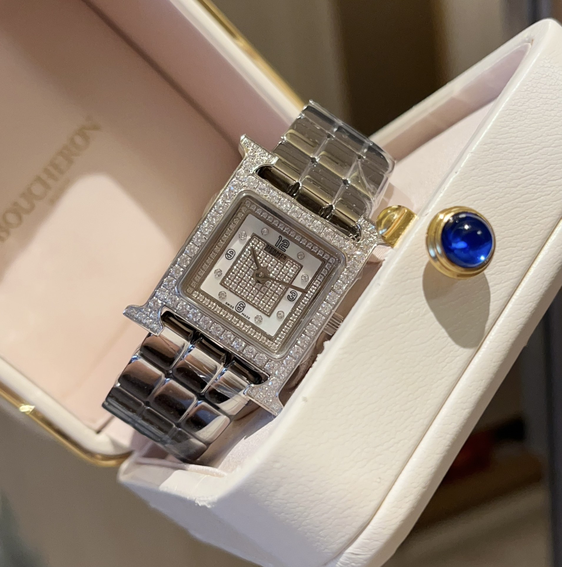 ?? White case 500 gold 550
Hermes' HEURE H 'series, the most classic H case, hand-polished, full sky stars, really have no resistance to this square dial watch. 316 stainless steel case, finely polished "H" shape lines, smooth and elegant design sense, hi