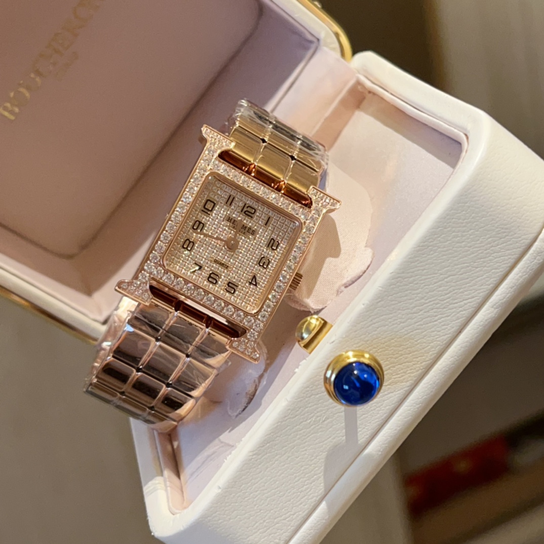 ?? White case 500 gold 550
Hermes' HEURE H 'series, the most classic H case, hand-polished, full sky stars, really have no resistance to this square dial watch. 316 stainless steel case, finely polished "H" shape lines, smooth and elegant design sense, hi