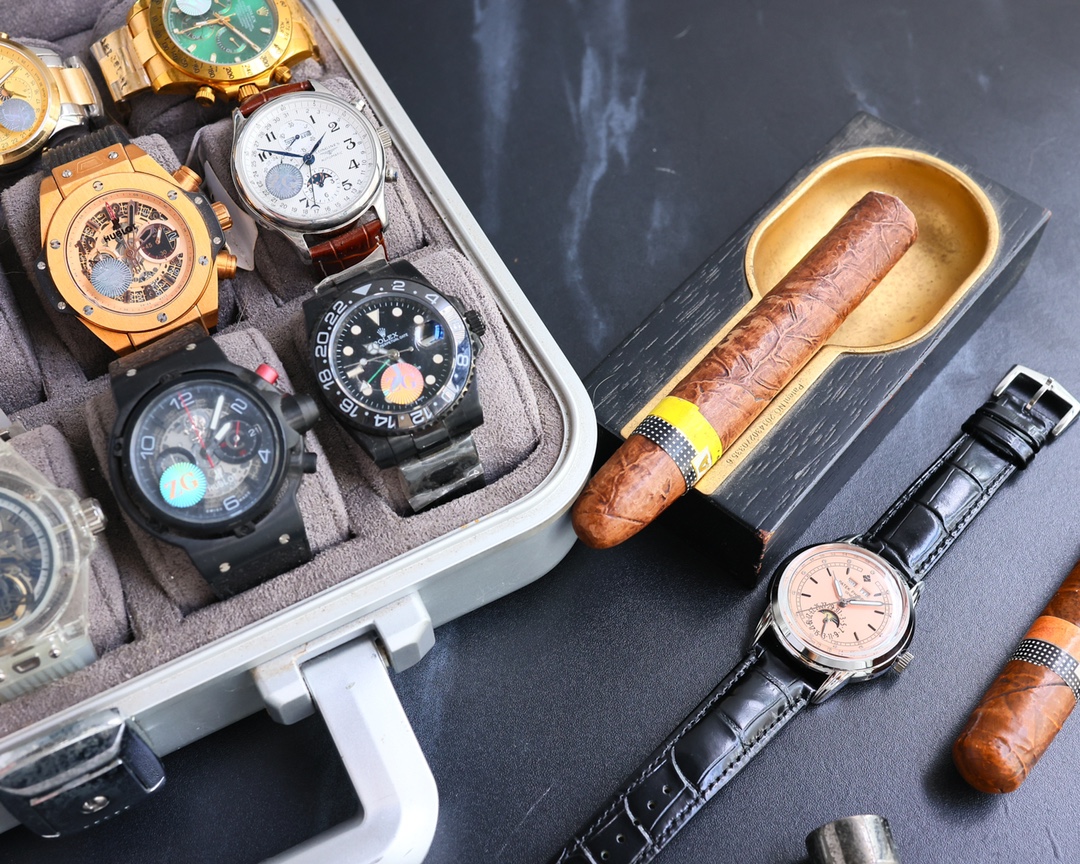 Patek Philippe Super Complication timepiece, perpetual calendar watch, 40mm diameter, one-piece stamped double-layer stainless steel case, pot lid glass for a more three-dimensional effect. The hour and minute hands are based on a Batten design with a lon