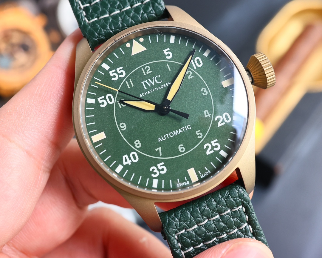 IWC Air Overlord Grand Pilot collection. The 43mm wild and masculine design exudes an air of dominance. Delicate and gentle craftsmanship, perfect. The two complement each other - the combination of strength and softness, the roar of a tiger and the cry o