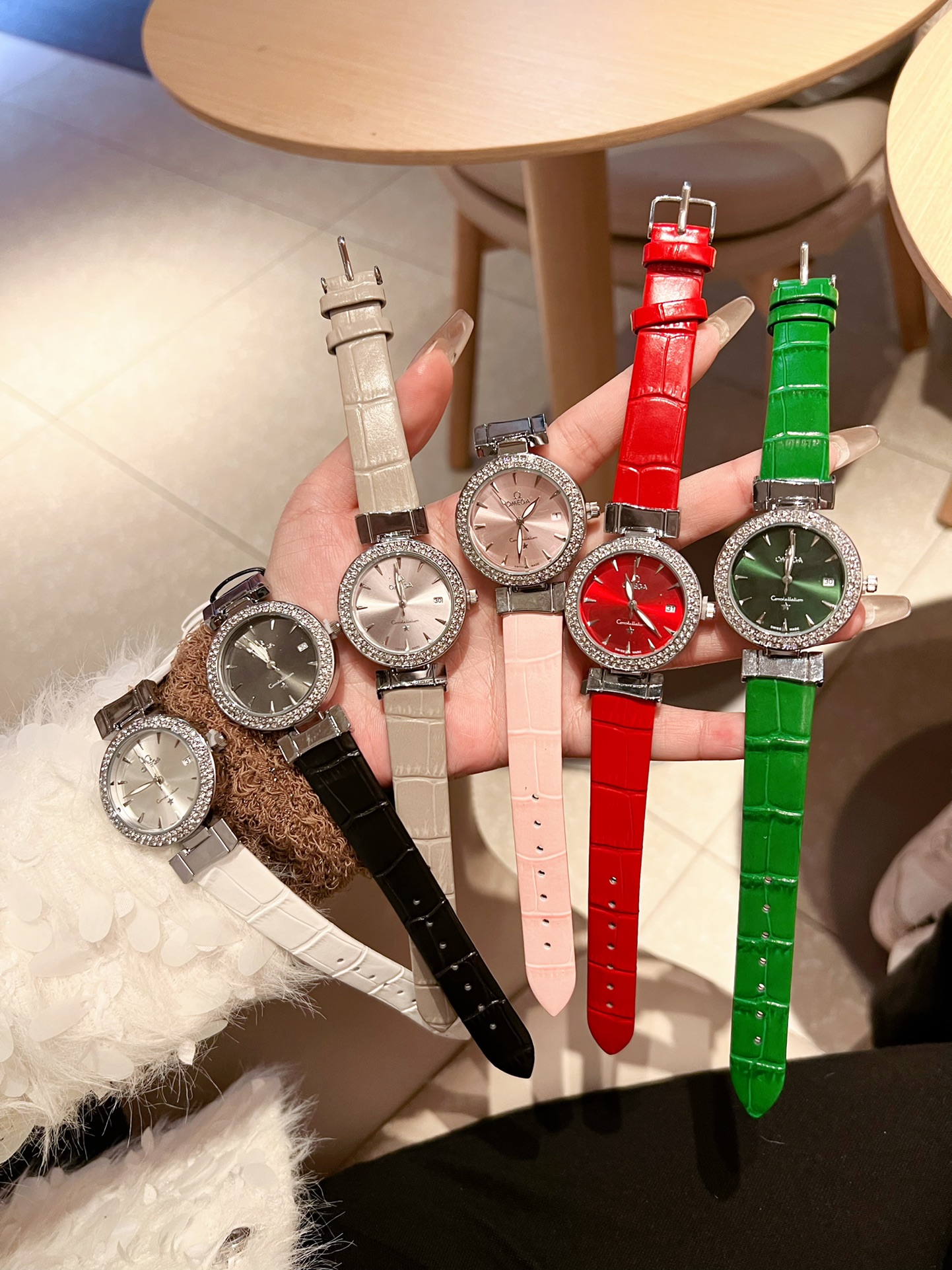 ??70 white shell
Omega Ladies watch Imported quartz movement 32mm thick.5mm ?? This watch is beloved by women, and on different occasions ?? showcases their unique personality and charm