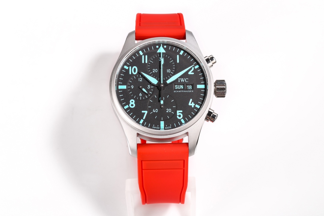 TW New product
IWC??AMG engineers join forces to be very cool
IWC Pilot new IW388108
1. The watch is treated with a sandblasted matte finish to achieve a titanium effect. The workmanship is mature, the lines are clear and three-dimensional, and the color 