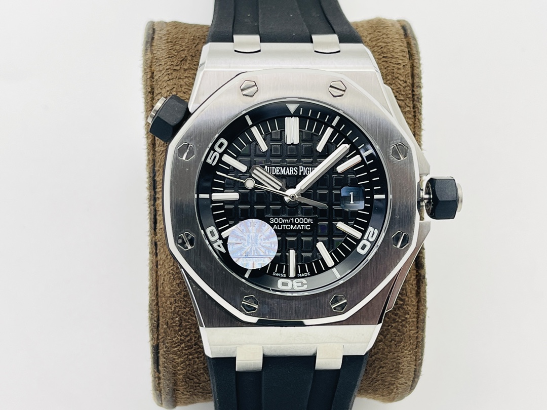 [JF Factory2021 Super Masterpiece] V10 version JF Benchmark gadget Love. The Royal Oak Offshore 15703 Deep Bottom Series Super V10 upgrade is back! Super V10 upgrade features:
1 ? The inner shadow glow-in-light font uses the same glow-in-light edge-wrappi