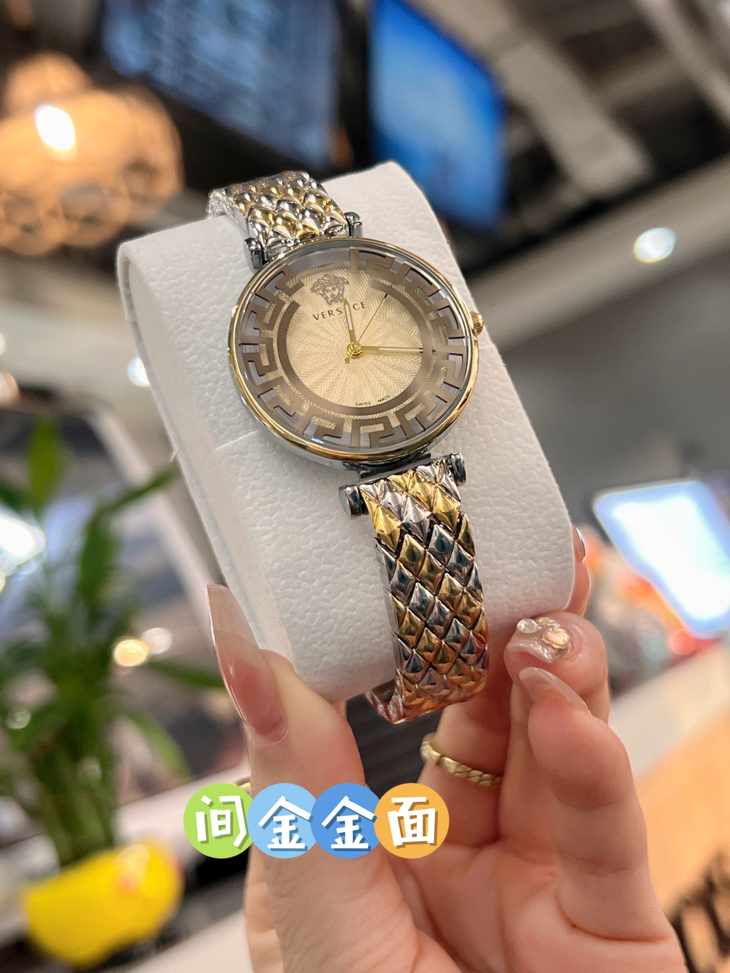 ??70 Versace
Retro with BGM! ?? ??

With Medusa relief, the aura is fully unleashed ??
The distinctive Greek loop pattern and the Medusa head at the 12 o 'clock position on the dial really hit me
Sisters who prefer a bit more niche can set it up for thems