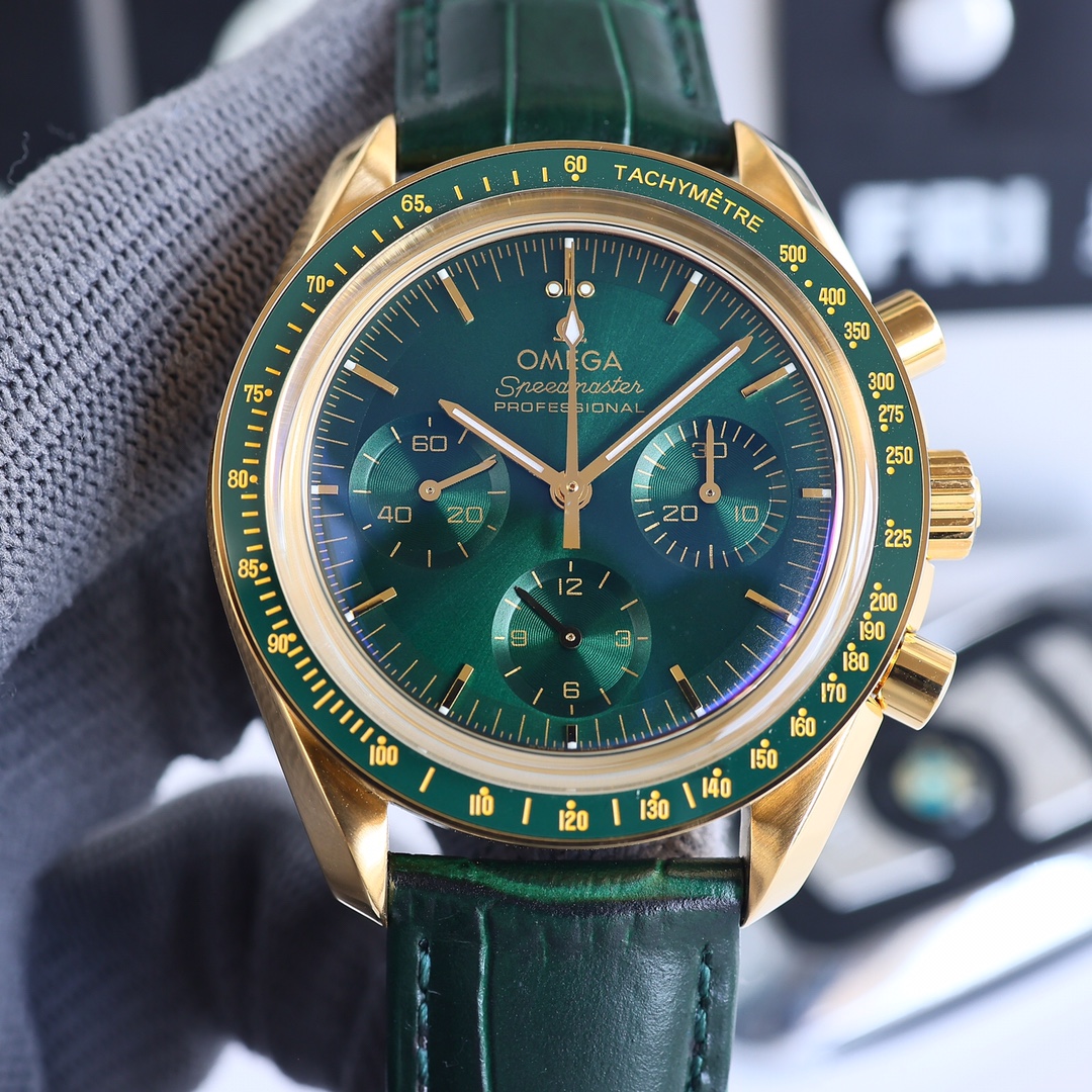 Omega Speedmaster 310.63.42.50.10.001 All-gold green dial - Green Gold Speedmaster
Equipped with Omega's new 3861 manual chronograph movement, co-axial escapement, silicon hairspring, Master Chronometer certification, and high anti-magnetic properties, th