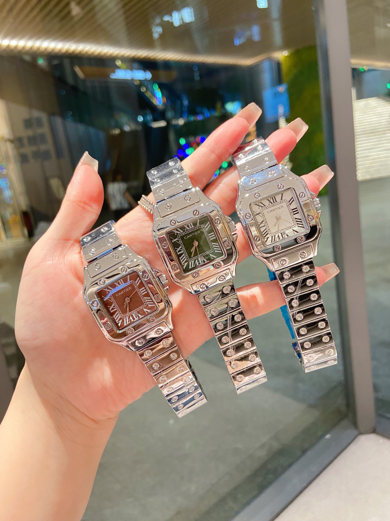 ??70SantosdeCartier Calbee watch, Cartier screw steel watch, imported quartz movement, brushed stainless steel case, sunsun-style brushed dial, Roman numeral hour markers, tempered blue hands, durable crystal, brushed stainless steel bracelet with three-d