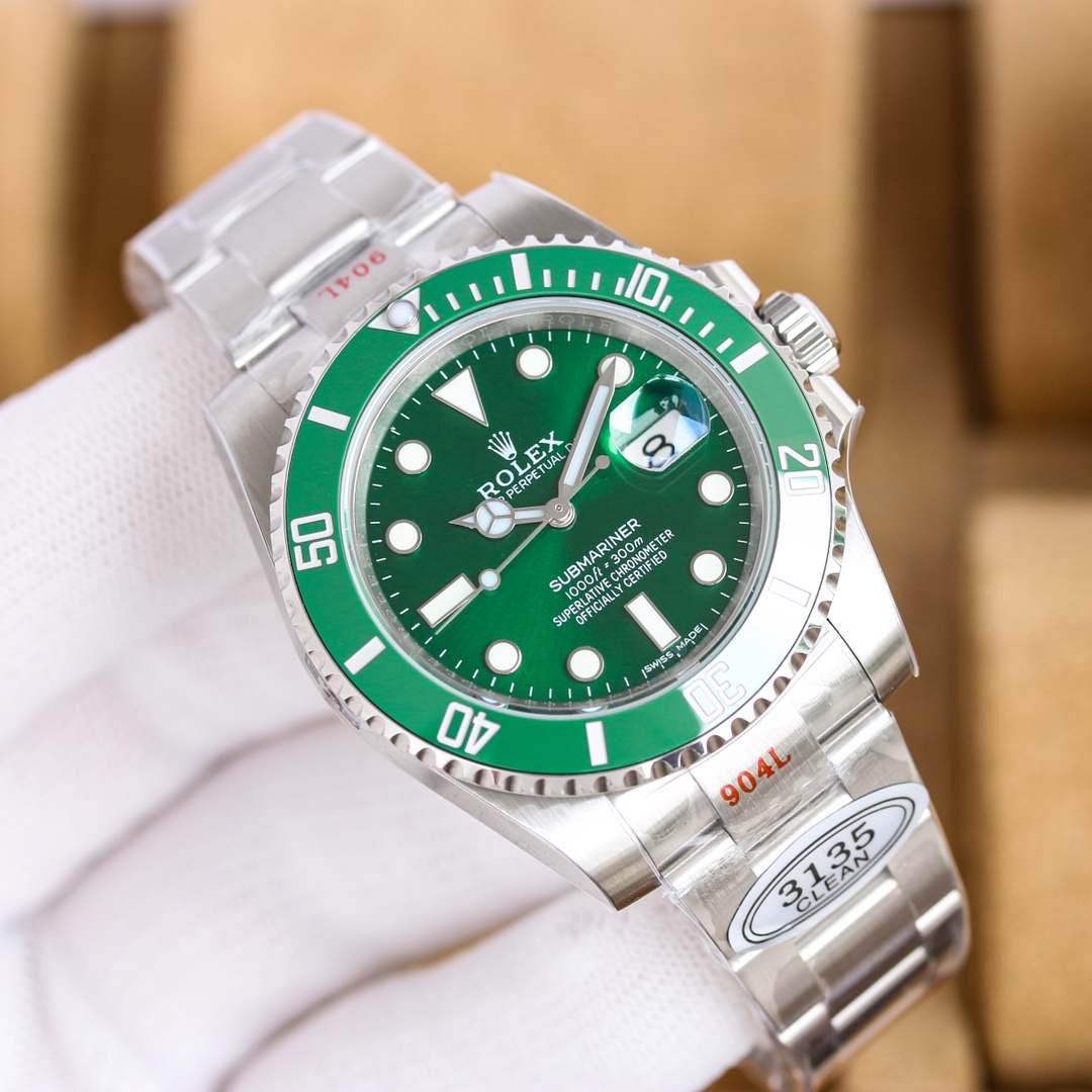-1000(2836)1350(3135)
Rolex Submariner Submariner makes a strong comeback!! Especially the green Submariner 116610LV bezel is full of sincerity. The entire ceramic bezel is completely transformed, fired according to a new formula and temperature, and the 