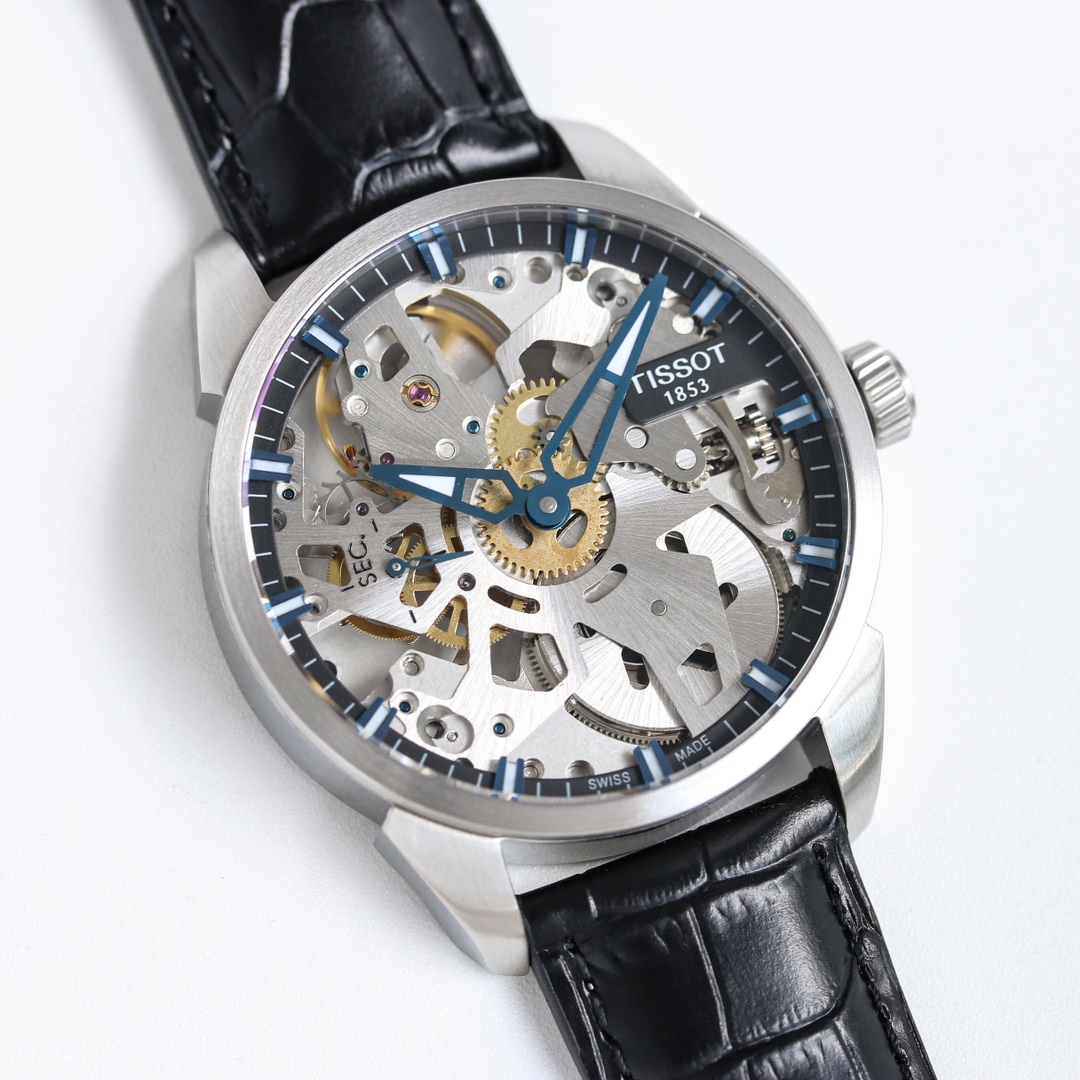 SJ produces 1200
TW Taiwan factory TISSOT ??LM1 The V3 version of the Artisan Skeleton series improves the radiating pattern of the movement, improves the color of the plate plating, and adds 6497ETA steel stamp. Through the sapphire crystal glass, you ca