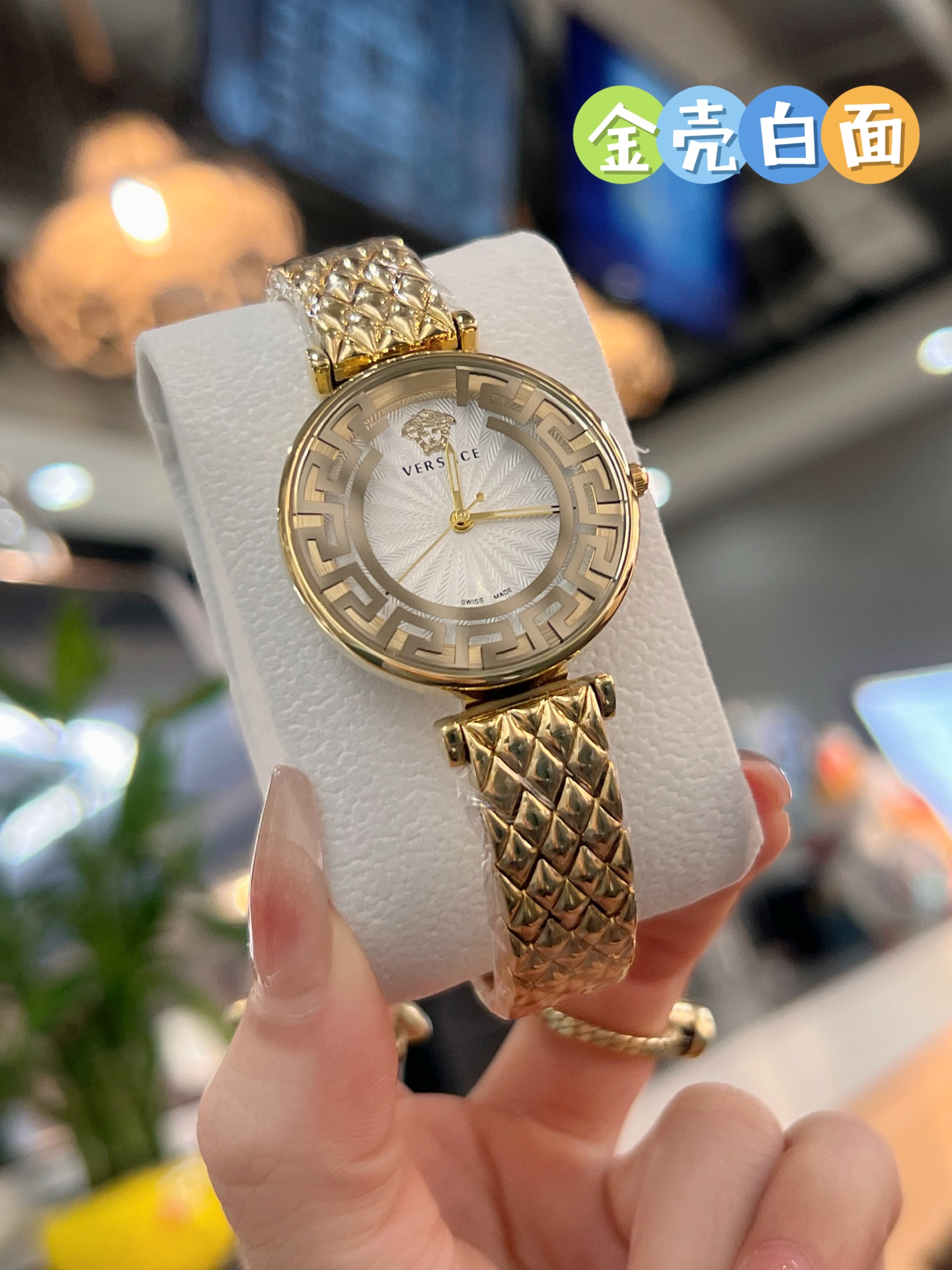 ??70 Versace
Retro with BGM! ?? ??

With Medusa relief, the aura is fully unleashed ??
The distinctive Greek loop pattern and the Medusa head at the 12 o 'clock position on the dial really hit me
Sisters who prefer a bit more niche can set it up for thems