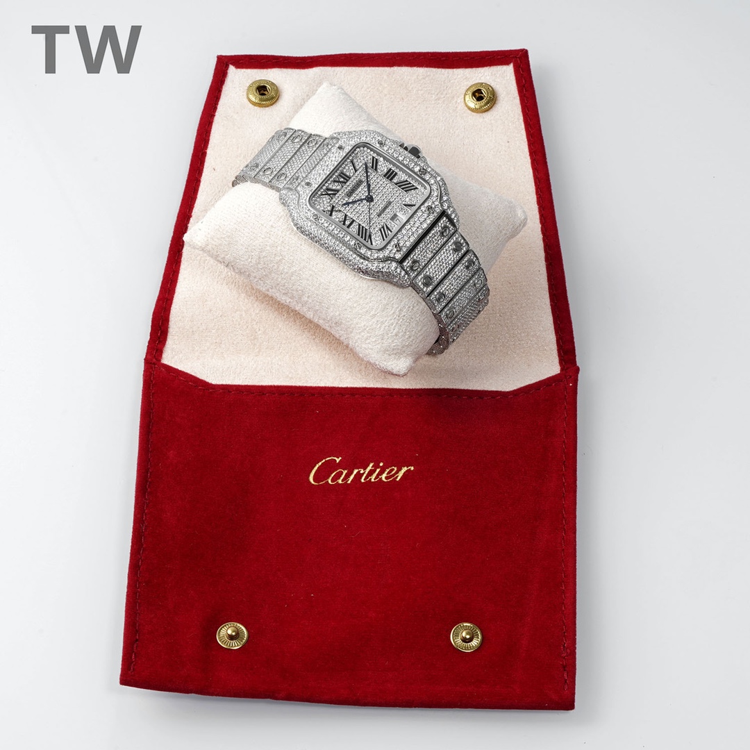TW Cartier Santos Starry Sky is coming! With the most advanced setting technique and the borderless setting of the strap, the entire watch looks stunning, luxurious and noble. Countless attempts have been made to achieve the borderless setting effect whil